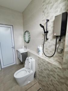 乔治市La Belle Maison 12 @ Gurney Kelawai/Pulau Tikus/Georgetown的浴室配有白色卫生间和淋浴。