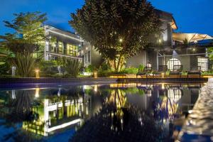 内罗毕Gigiri Lion Villas的一座晚上设有游泳池的房子