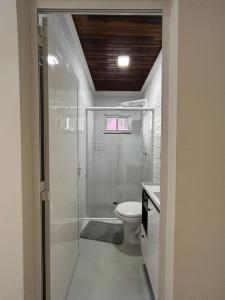 伊瓜苏Aconchego, no melhor lugar de Foz!的一间带卫生间和玻璃淋浴间的浴室