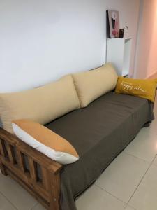 布宜诺斯艾利斯Estudio San Telmo的客房内的沙发上配有枕头