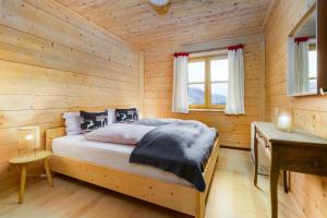 玛丽亚阿尔姆Ski-in & Ski-out out Chalet Maria with amazing mountain view的小木屋内一间卧室,配有一张床
