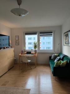 柏林Ferienwohnung für 1-3 Personen in BERLIN, Nähe U Friedrichsfelde的客厅配有沙发、桌子和书桌