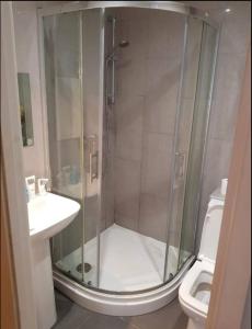 德比Affordable Flats - Derby City Centre的带淋浴、盥洗盆和卫生间的浴室