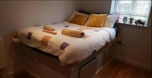 德比Affordable Flats - Derby City Centre的卧室内的一张带两个枕头的床