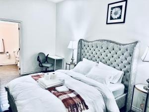 伦敦Lavida Luxury Room #1 in London的一间卧室配有一张大床和灰色床头板