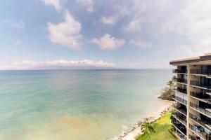 卡哈纳Hololani Resort的海洋和大楼的空中景观