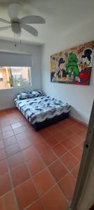 圣菲德安蒂奥基亚Querido Palmar的卧室位于客房的角落,配有一张床