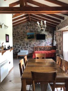 维拉卡洛斯帕兹casas lago san roque的一间带桌子和沙发的用餐室
