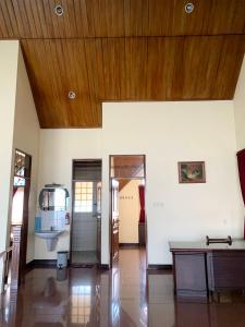 伦邦努安萨阿拉姆别墅的客房内设有带水槽和卫生间的浴室