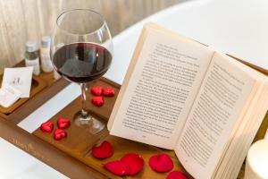维罗纳PALAZZO RISTORI的一本书,一杯葡萄酒和红玫瑰