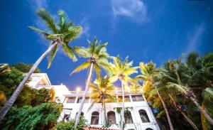 孔塔多拉Boutique Beachfront Hotel on Isla Contadora的一座棕榈树建筑
