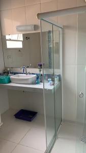 乌巴图巴Casa Itaguá的一间带水槽和玻璃淋浴的浴室