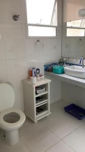 乌巴图巴Casa Itaguá的一间带卫生间和水槽的浴室