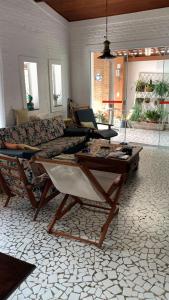 乌巴图巴Casa Itaguá的客厅配有沙发和桌子