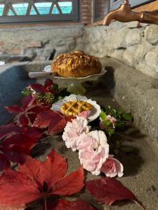 菲利内瓦尔达诺Casale La Gora - B&B di charme的盘子上带馅饼的桌子和鲜花