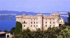 布拉恰诺La Casa di Niky的一座城堡,位于水边的山顶上