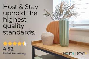 Holy IslandHost & Stay - Eden Cottage的表示业主和保持最高质量标准的标志