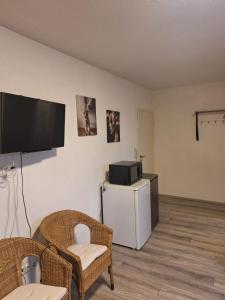 杜伊斯堡Zwei Zimmer Wohnung的客厅的墙上配有平面电视。