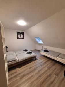 杜伊斯堡Zwei Zimmer Wohnung的一间卧室设有两张床,铺有木地板