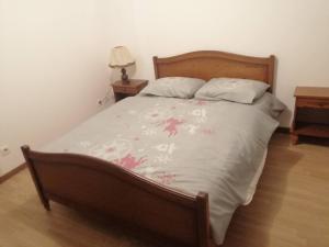 Saint-Julien-Molin-MoletteLa Molette - 4 personnes的一间卧室配有一张带木制床头板的床