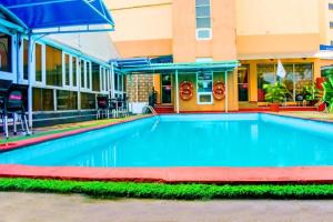 哈科特港Golden Tulip Hotel Port Harcourt -GTPH的大楼前的游泳池