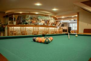 什平德莱鲁夫姆林埃斯普利特酒店的酒吧里一张带球的台球桌