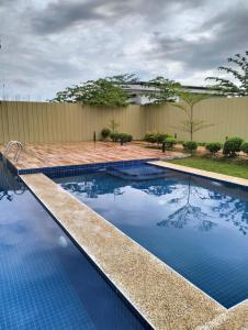 Lapu Lapu CityPlumera Homes的庭院里的一个蓝色海水游泳池