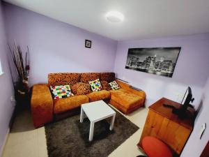 比利亚维西奥萨Casa Verde.的客厅配有沙发和桌子