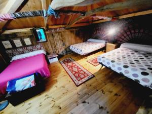 比利亚维西奥萨Casa Verde.的卧室享有高空美景,配有两张床