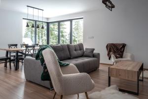 新塔尔格Jankówki - Dom w górach的客厅配有沙发和桌子