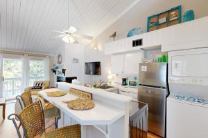 埃迪斯托艾兰Driftwood Villa - 267的白色的厨房配有桌子和冰箱