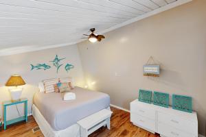埃迪斯托艾兰Driftwood Villa - 267的一间卧室配有一张床和吊扇
