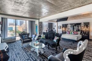 达拉斯Lorenzo Hotel Dallas, Tapestry Collection by Hilton的客厅配有床、沙发和椅子