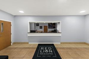 GretnaRed Lion Inn & Suites Gretna的红色狮子旅馆和套房大堂,有红色狮子标志