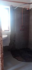 蒙克拉西科Baita Bertolini的带淋浴、水槽和窗户的浴室