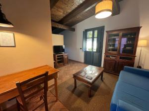 蒙卡列里乐塞尔套房公寓酒店的客厅配有桌子和蓝色沙发
