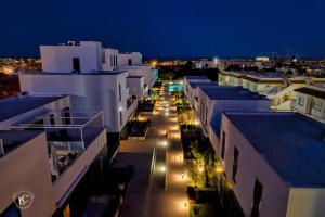 弗拉门卡海滩Playa Flamenca - Turquesa del Mar - great sea view!的夜晚城市的空中景观