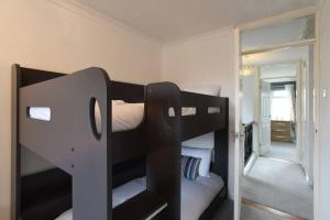 AlverstokeSpacious Family Home Sleeps 6的一间卧室配有双层床
