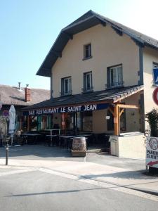 Saint-Jean-de-la-PorteLe St Jean Bis的一座建筑,上面有标志,上面写着圣徒的酒吧餐厅