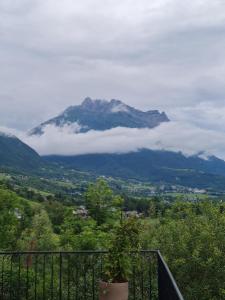 Saint-Jean-de-la-PorteLe St Jean Bis的山谷中云云密布的远处山