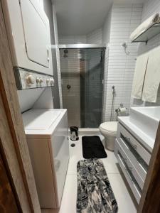 加拉加斯Lomas de las Mercedes的浴室配有卫生间、盥洗盆和淋浴。