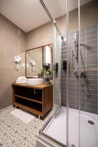 贝尔格莱德Central Square Apartments的一间带水槽和淋浴的浴室