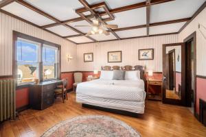 南黑文Historic Hotel Nichols的一间卧室配有一张床、一张书桌和一个窗户。