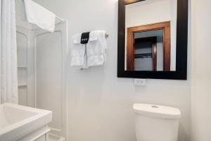 南黑文Historic Hotel Nichols的浴室设有白色的卫生间和镜子
