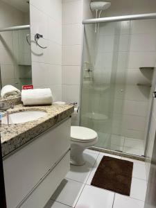 拉巴拉德纳圣米格尔Apartamento em Barra Bali, Resort de Luxo, Barra de São de Miguel - 223的带淋浴、卫生间和盥洗盆的浴室