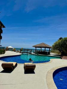 拉巴拉德纳圣米格尔Apartamento em Barra Bali, Resort de Luxo, Barra de São de Miguel - 223的水中有人的游泳池