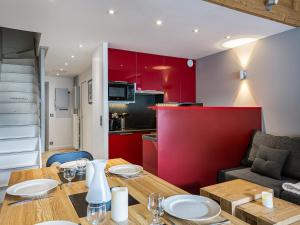 瓦勒迪泽尔Appartement Val-d'Isère, 4 pièces, 8 personnes - FR-1-567-9的厨房以及带木桌和椅子的客厅。