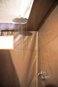 Mara SimbaOlimba Mara Camp的带淋浴和浴帘的浴室