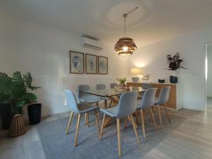 莫什泰鲁什WelcomeBuddy - Villa Mar Azul - Mosteiros Beach的一间带桌椅的用餐室