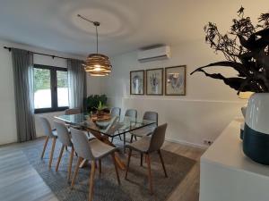 莫什泰鲁什WelcomeBuddy - Villa Mar Azul - Mosteiros Beach的一间设有玻璃桌和椅子的用餐室
